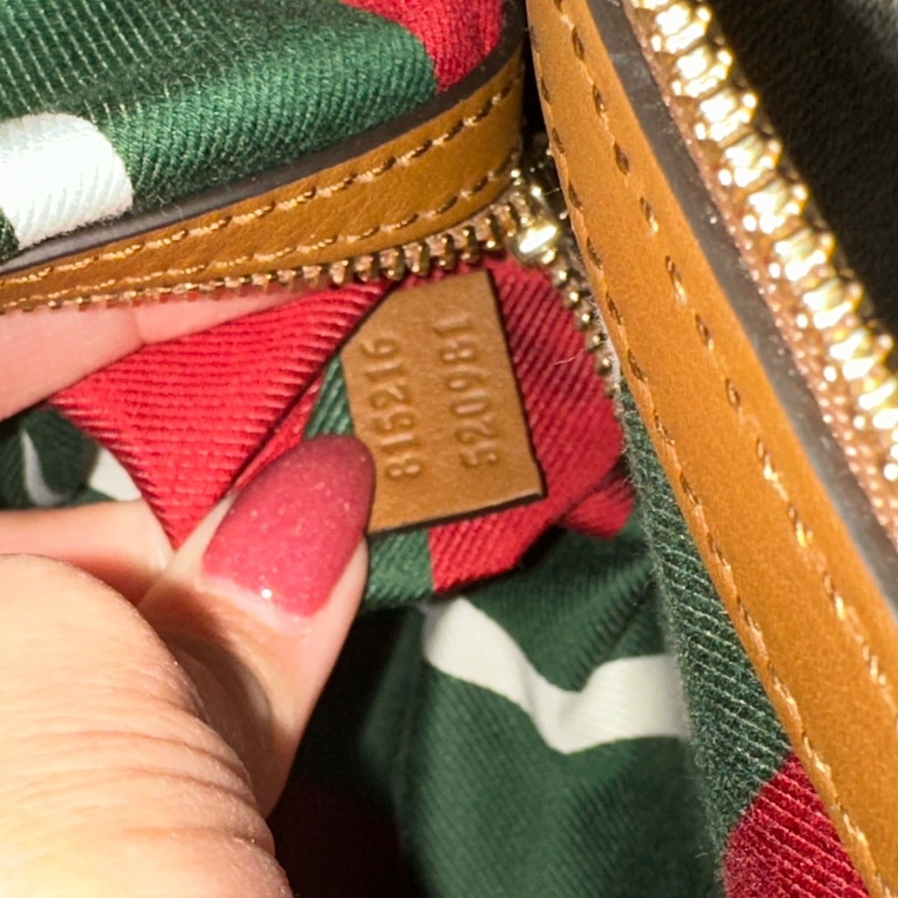 Gucci Emblem medium shoulder bag - Picture 7 of 7